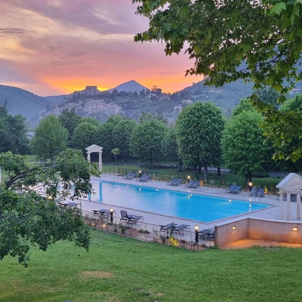 La Vue Est Belle Appartement Montbrun-les-Bains Buitenkant foto